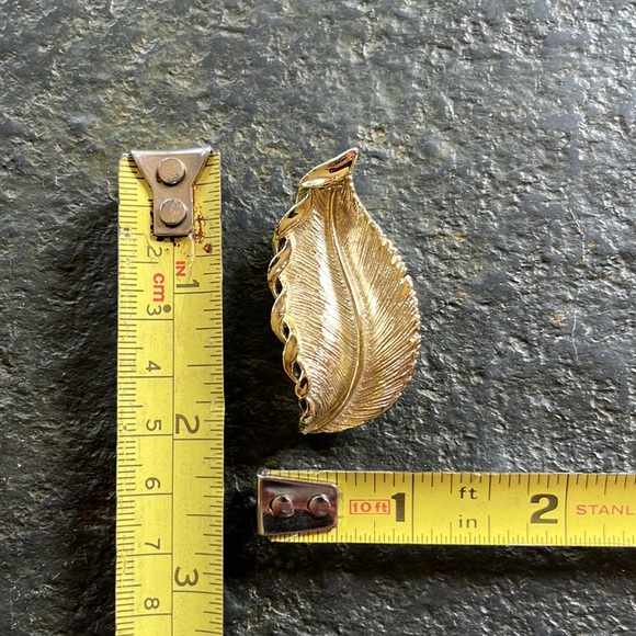 Vintage Gerrys Gold Leaf Brooch Brooch - Picture 3 of 3